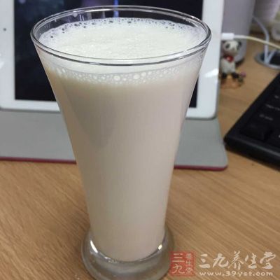 将鲜牛奶煮沸后加入薏米粉3-5克