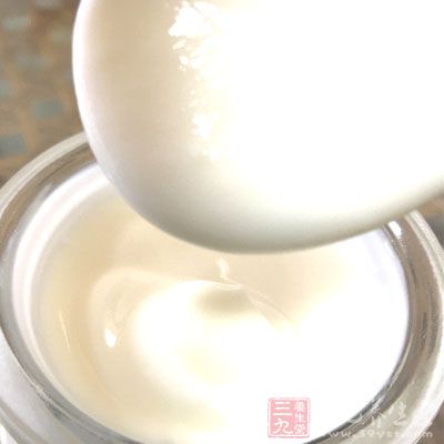 牛奶中含有有利于骨骼生长的营养物质钙