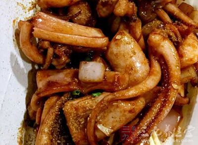 砂鍋魷魚的材料有：干魷魚，熟雞皮，冬菇