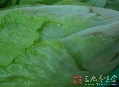 生菜洗干凈放入開水中燙熟