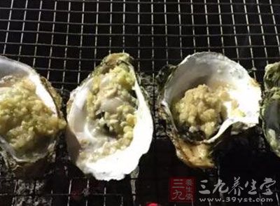 香煎生蚝是我们在饭店和夜市小吃街常见的吃法