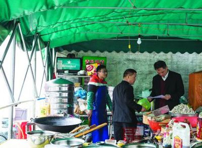 3月24日,广州增城执法人员到外卖“黑作坊”调查取证 3月24日,广州增城执法人员到外卖“黑作坊”调查取证