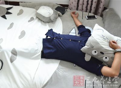 一个人如果长期缺乏睡眠，处于过度劳倦的状态中