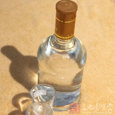 可以通過酒瓶標(biāo)簽上標(biāo)示的度數(shù)計(jì)算出來