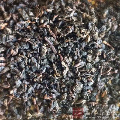 用茶葉100-200g，加水熬汁，倒入浴盆