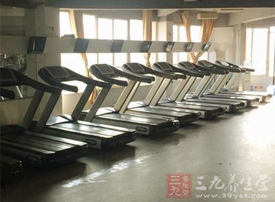 上跑步机前应先做热身活动，否则很容易造成大腿、小腿肌肉拉伤