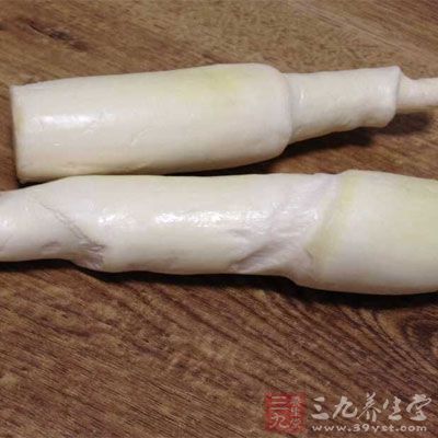 產(chǎn)后少乳，又復(fù)大便秘結(jié)，口腔潰瘍，菱白泥鰍豆腐羹加醋調(diào)服，竟奏奇效