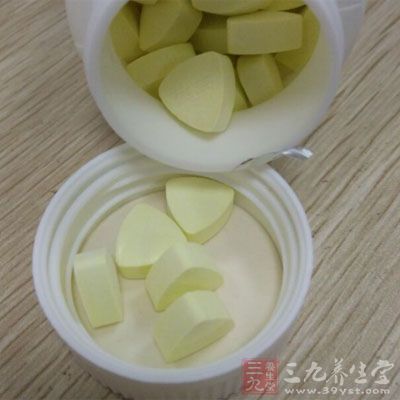 比如大量服用鈣片、維生素D等