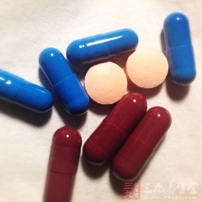 原則是及早使用抗生素，通常在確定病原菌之前使用廣譜抗生素