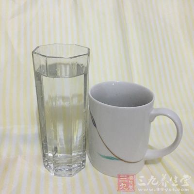 多喝水保持黏膜湿润