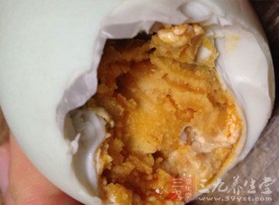 咸鸭蛋作为人们家中常被的一种食物，其富含脂肪