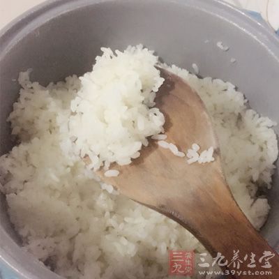 當(dāng)糯米飯的溫度降到可以用手摸著不燙的時候就可以放酒曲了