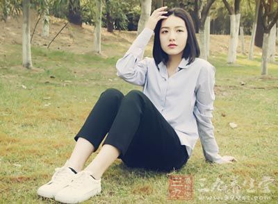 坐在地上，双脚伸直，背向后靠