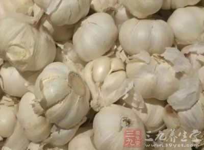 大蒜剁成茸放入碗中