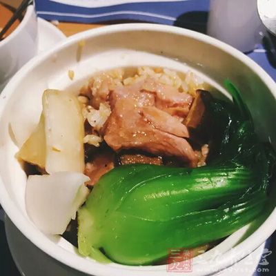 鸡肉吃法很多,煲汤和清炖能保住其营养 鸡肉吃法很多,煲汤和清炖能保住其营养