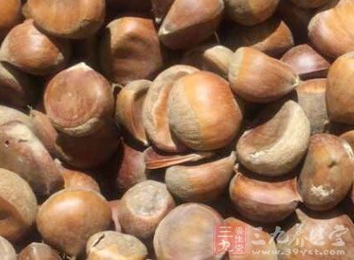 去皮板栗150克，新鮮紅椒兩顆