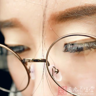 对于泪沟韧带不是很强，又没有眼袋的人