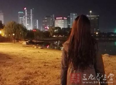 夜盲症，顾名思义，也就是在黑暗的环境或者是夜晚的时候，视力会比较差