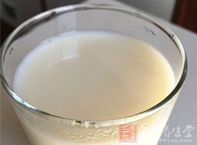 经常喝乳酸饮品对治疗狐臭很有效果