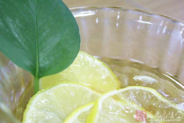 用柠檬片泡水美白效果好(2)
