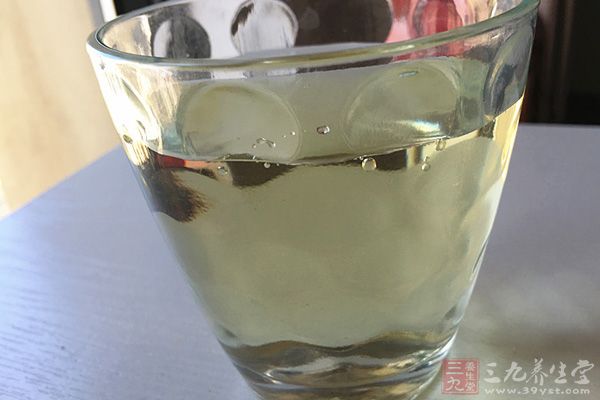 用柠檬片泡水美白效果好(6)