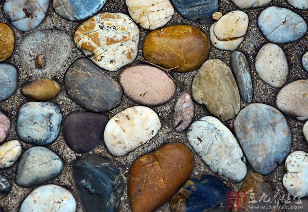 使用鹅卵石揉搓双脚时要注意力度和水温 使用鹅卵石揉搓双脚时要注意力度和水温