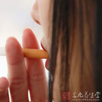 避免煙酒嗜好，因?yàn)槲鼰熌芤鸷粑腊Y狀加重