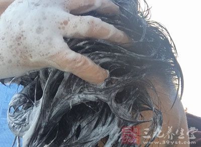 头发干燥、变细、易断、脱发 头发干燥、变细、易断、脱发