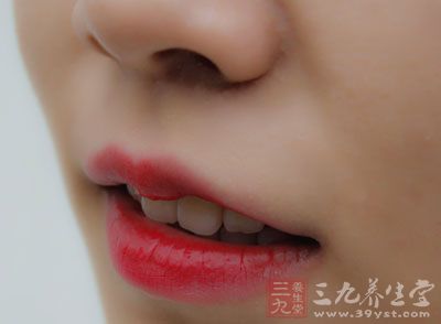 嘴唇为红色或是深红色或是紫红色