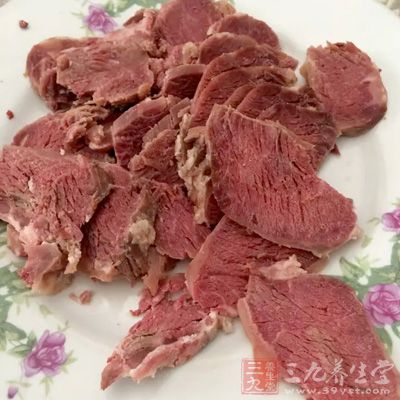 鲜牛肉90克，切碎剁成肉糜，加姜汁、生油和很少酱油，拌匀后备用