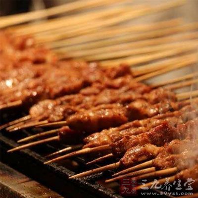 不要吃羊肉、狗肉、鸡鸭肉等热性食物