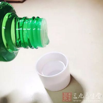 使用抗紅血絲的護膚品