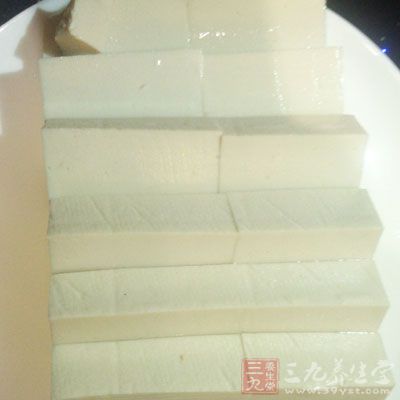 荠菜250克。洗净，用开水焯后取出，切细，用以拌豆腐