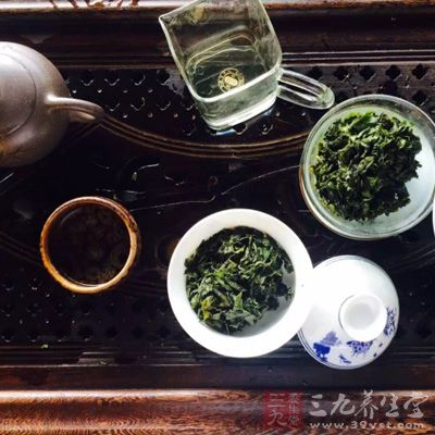 等待盖碗里的茶香溢出后，揭开茶盖