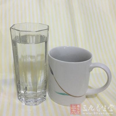 大量饮水，使尿量增加，排尿时可冲洗尿道分泌物