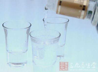 女子酒后吃消炎药致呼吸困难 医生称系过敏反