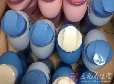 大多数沐浴液中都含有一定的碱性成分 大多数沐浴液中都含有一定的碱性成分