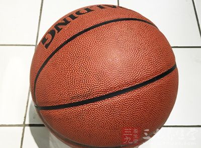 篮球技巧 左手运球的训练方法