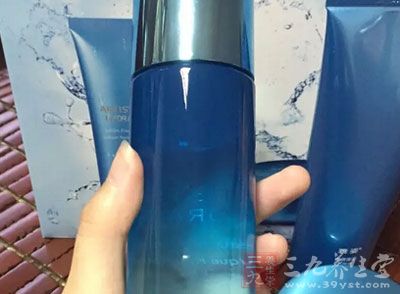 用手涂抹爽肤水 用手涂抹爽肤水