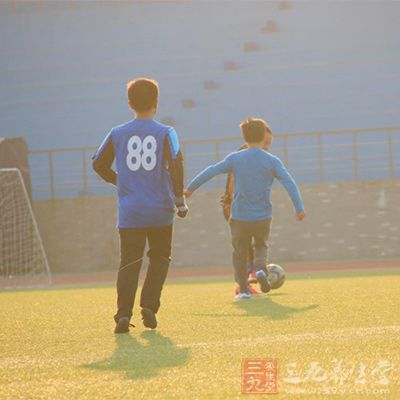 足球过人技巧 学会在足球运动中越过对手(2)