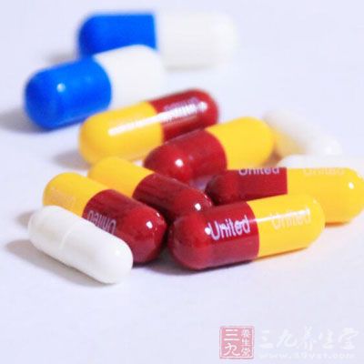 药物与酒精一样，也是要在肝脏内进行分解转化，因此不能乱吃药