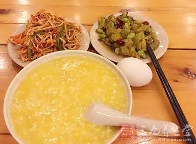 长期不吃早餐，总是习惯等到中午或下午才进食的行为