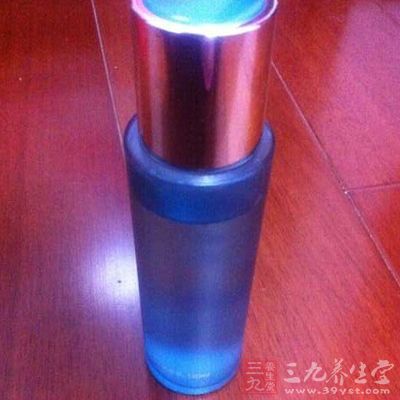 因此根據(jù)皮膚狀況適時調(diào)整所用的保濕產(chǎn)品，還是很有必要的