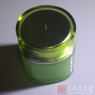 先涂抹油性護(hù)膚品，再使用水性護(hù)膚品