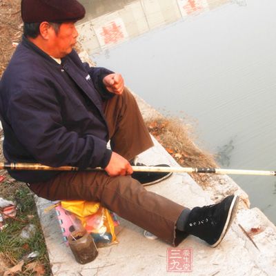 大中型湖库水宽浪大，上风口和下风口鱼的多少不明显