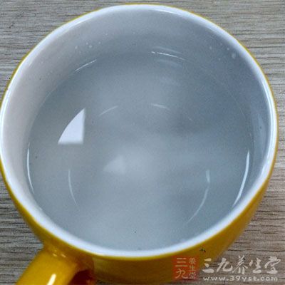 宝宝在咳嗽期间，家长要让他多喝点水