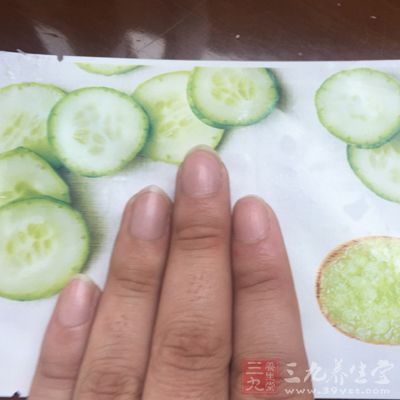位于食指靠拇指一侧