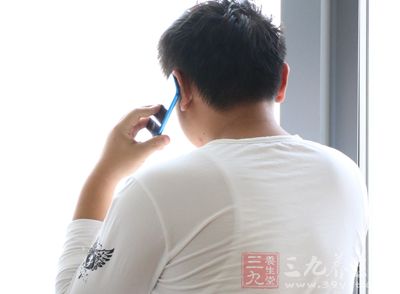 背部第三胸椎棘状突起处的凹窝 背部第三胸椎棘状突起处的凹窝