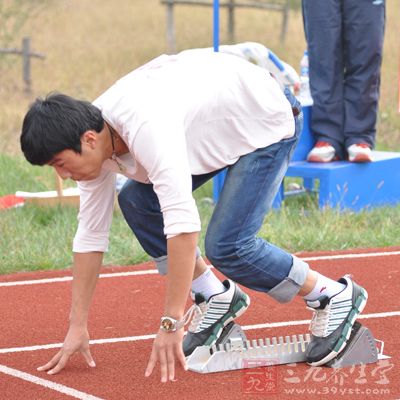 在跑步的时候要注意眼睛要直视前方不要老是左摇右摆的晃头