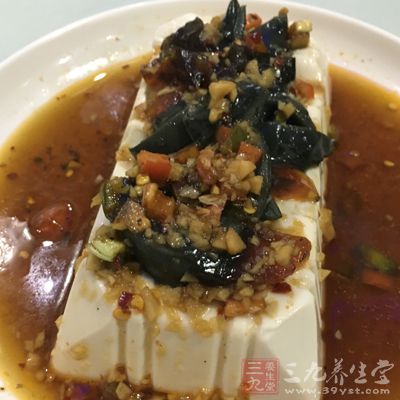 豆腐、豆類、各種肉類、家禽、水產(chǎn)及蛋類含有豐富的蛋白質(zhì)